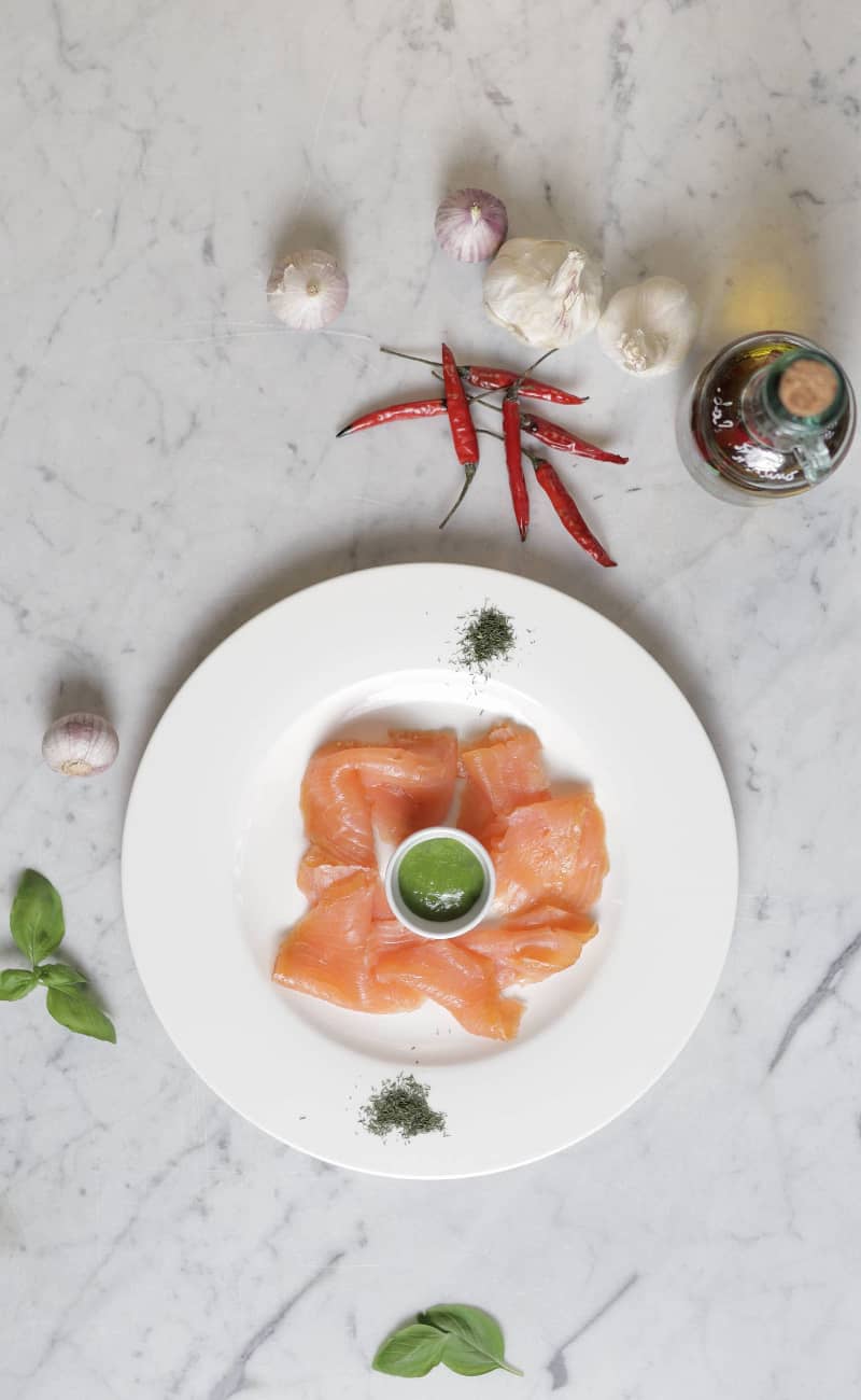 Lachs & Wasabi auf einem Teller angerichtet für die Lachspizza