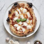 Sauerteig Pizza mit Bolognaise und Zwiebeln