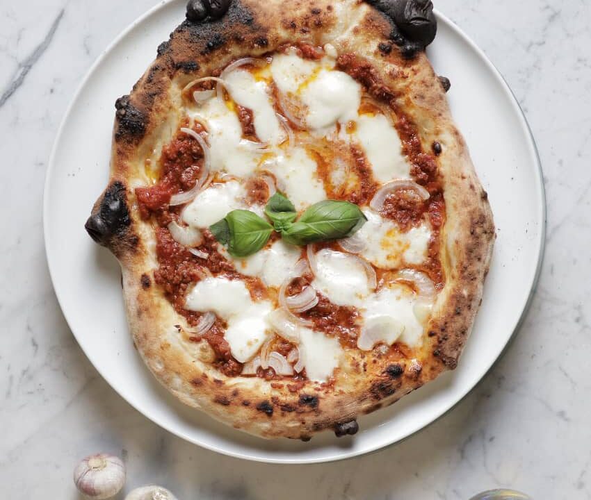 Sauerteig Pizza mit Bolognaise und Zwiebeln