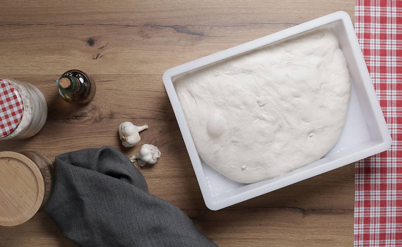 Pizzateig selber machen - Pizzateig in Pizzagärbox