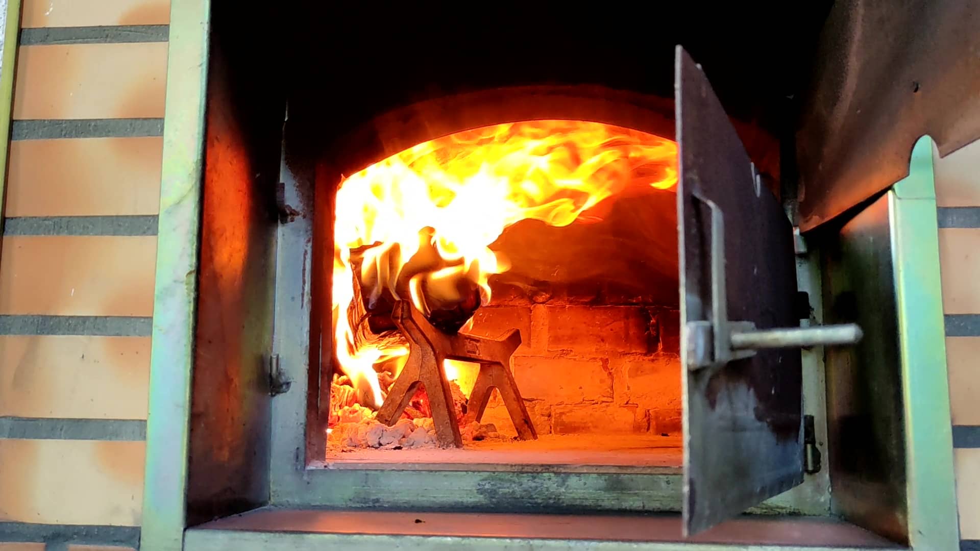 Feuer im Holzofen - essentiell zum Pizza machen