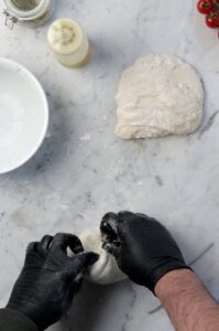 Teigballen mit der Hand formen