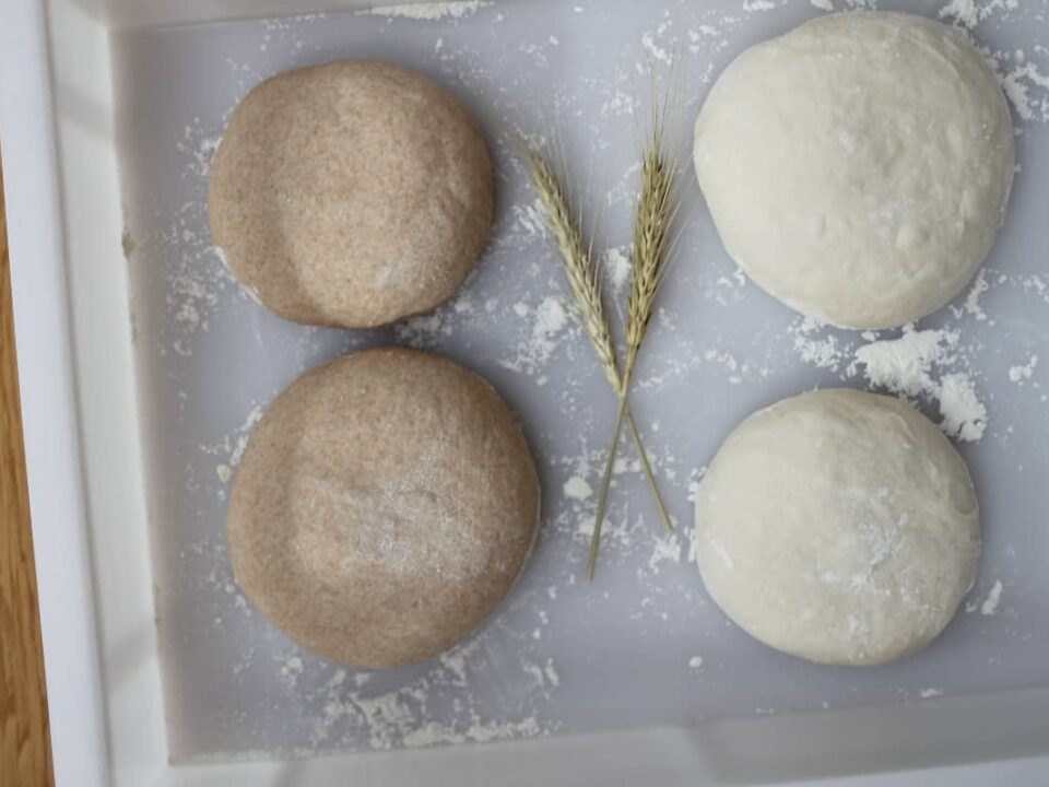 Dinkelpizzateig mit Vollkorn Mehl und Sauerteig