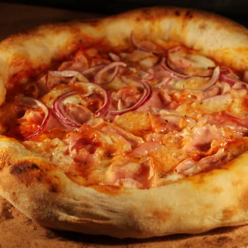 Pizza auf dem Pizzastein