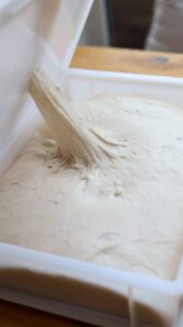 Italienischer Pizzateig dehnbar